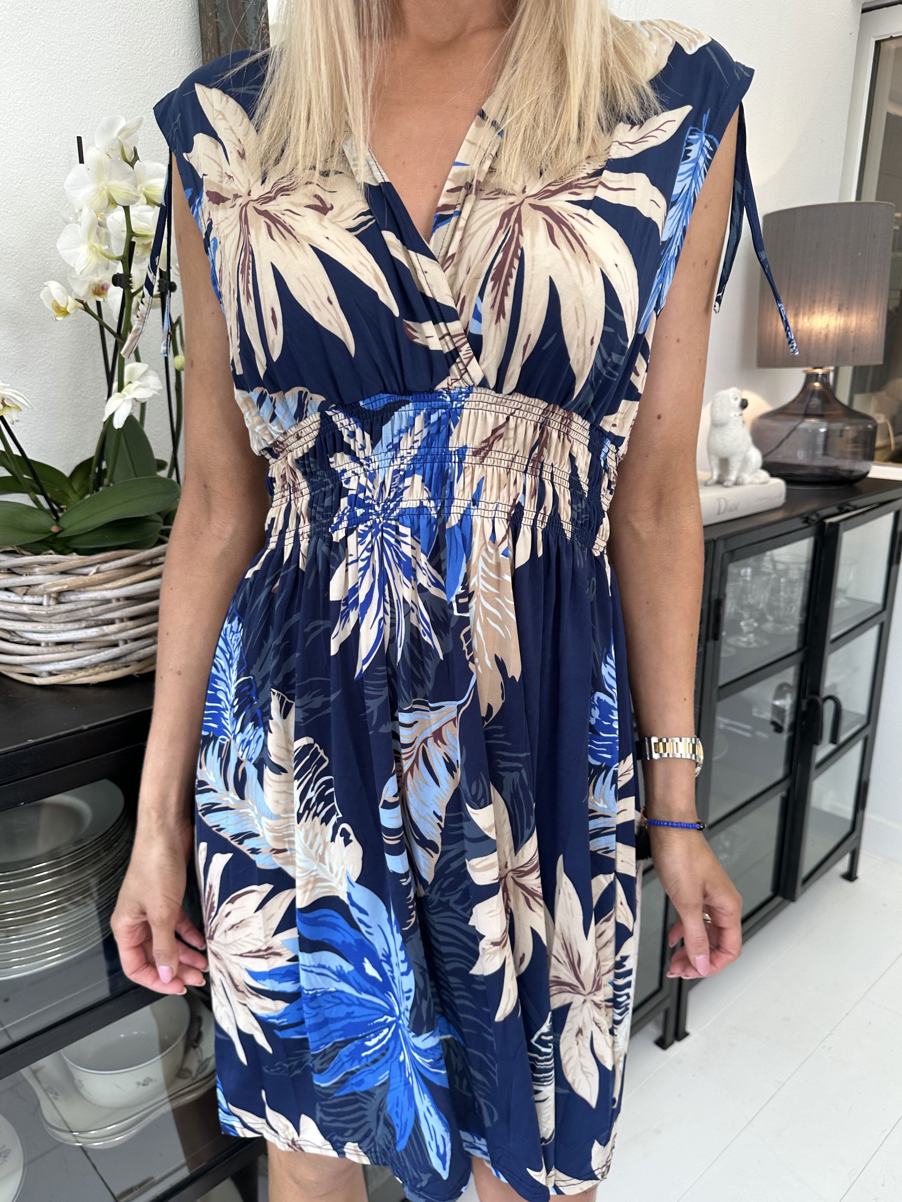 Pams Tropical Short - Kort elastisk klänning i rynkfritt tyg